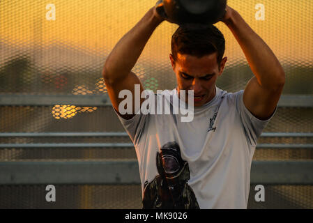 Airman Senior Frank Lopez, 56e Escadron de Génie Civil des explosifs et membre de l'équipe, effectue des balançoires kettlebell sur haut de la Troy Gilbert Memorial Bridge au cours de l'entraînement guerrier de Troie à Luke Air Force Base, en Arizona, le 27 novembre 2017. Les participants devaient accomplir 56 Balançoires kettlebell signifiant le Major Troy "Trojan" Gilbert's deployment dans la 56e Escadre de chasse à l'Iraq, où il a finalement perdu sa vie en 2006. (U.S. Air Force photo/Caleb Worpel Navigant de première classe) Banque D'Images