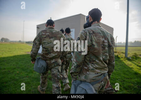 Des soldats américains avec 650e le renseignement militaire chef de groupe, le support de formation Benelux Centre chambre chimiques, biologiques, radiologiques et nucléaires, comme ils construire M50 Service Commun masque à usage général, confiance dans Chièvres, Belgique, novembre 09, 2017. (U.S. Photo de l'armée par Visual Spécialiste de l'information, Pierre-Etienne Courtejoie) Banque D'Images