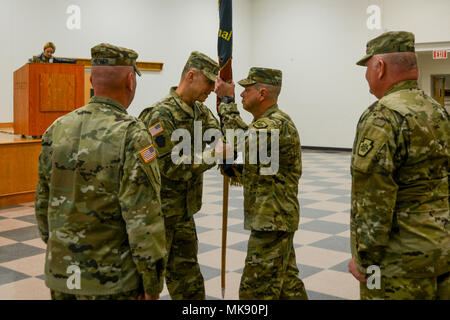 Le brig. Le général Scott Perry, sous-adjudant général, transmet le Fort Indiantown Gap National Guard Training Center, New Jersey Army National Guard, couleurs à nouveau commandant Le Lieutenant-colonel Lane Marshall le 18 novembre lors de l'installation, cérémonie de passation de commandement à Fort Indiantown Gap, Pennsylvanie (É.-U. La Garde nationale de l'armée photo par le Sgt. Zane Craig) Banque D'Images