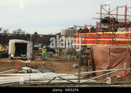 Catamount Constructors, travailleurs avec Inc. de Lakewood, Colorado, continuer la construction du Fort McCoy Point de contrôle d'accès 28 Novembre, 2017 projet, à Fort McCoy, Wisconsin (Etats-Unis) un contrat de 9,9 millions de dollars pour la nouvelle construction a été attribué en mai 2017 à l'intermédiaire de la Catamount Constructors Inc. U.S. Army Corps of Engineers, qui gère le contrat. La description du projet indique la construction inclut la construction d'un nouveau contrôle d'identité avec un nouveau gardien ; bureau ; recherche et développement ; les auvents d'inspection et de la construction de nouvelles routes, parking, éclairage et feux de circulation. Banque D'Images
