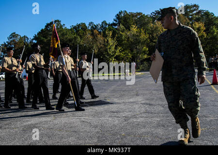 Le Sergent Eugene Esparza, chef de l'offre de recrutement à Jacksonville, 6e District du Corps des Marines, les juges Junior Marine Reserve Officer Training Corps étudiants durant un exercice rencontrez au Mandarin High School de Jacksonville, Floride le 18 novembre 2017. Mandarin High School a accueilli plusieurs écoles de partout dans la région de rivaliser en quarts de forage. (U.S. Marine Corps Photo par le Sgt. Tony Simmons) Banque D'Images