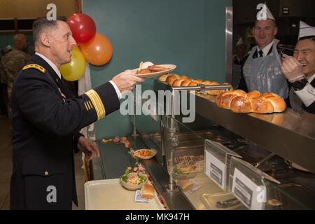 Le lieutenant général de l'Armée américaine Thomas Vandal, général commandant la 8ème armée, reçoit un dîner au grill de la salle à manger du fournisseur au Camp Humphreys, Corée du Sud, le 23 novembre 2017. Le grill de la salle à manger du fournisseur a offert le dîner de Thanksgiving pour les soldats et leurs familles stationné au Camp Humphreys. (U.S. Photo de l'armée par la CPS. Jordan Buck) Banque D'Images