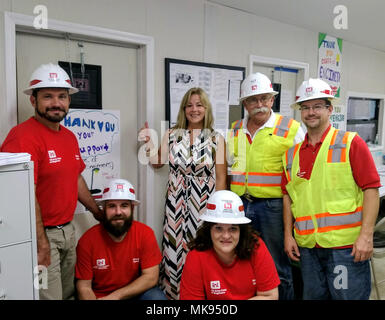 FORT BUCHANAN, Puerto Rico - (debout, l-r) Glenn Hawkey l'assurance de la qualité ; Laura Soldevila, Antilles Middle school teacher. Le Kit Musset, directeur de la mission d'équipe de nuit ; Glen Clifton, spécialiste en logistique ; (rangée du bas) Sandra Petre, droite, spécialiste de mission ; Luc Houston, assurance de plomb. Photo de l'armée américaine Nancy Église, l'équipe d'USACE, expert en la matière. Banque D'Images