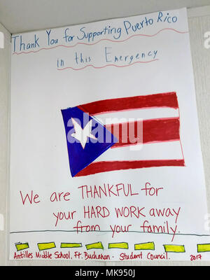 FORT BUCHANAN, Puerto Rico - Une des affiches des étudiants de l'école intermédiaire Antilles créé, en remerciant ceux qui travaillent l'alimentation d'urgence temporaire USACE Mission équipe. Banque D'Images