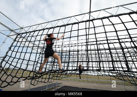 Top femme Air Force Guerrier Alpha athlètes sélectionnés du monde entier en concurrence sur un 32-Obstacle race révèle pour la plate-forme finale de l'événement parc Retama à Selma, Alabama le 11 novembre 2017. L'Air Force Alpha Warrior programme intègre les quatre piliers de l'aviateur complet : remise en forme physique, mentale, sociale et spirituelle, à atteindre la disponibilité opérationnelle et la résilience à la maison et pendant le déploiement. (U.S. Photo de l'Armée de l'air par le sergent. Keith James) Banque D'Images