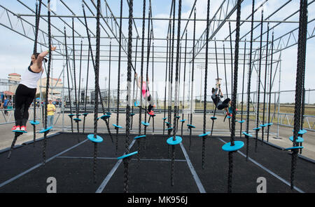 Top femme Air Force Guerrier Alpha athlètes sélectionnés du monde entier en concurrence sur un 32-Obstacle race révèle pour la plate-forme finale de l'événement parc Retama à Selma, Alabama le 11 novembre 2017. L'Air Force Alpha Warrior programme intègre les quatre piliers de l'aviateur complet : remise en forme physique, mentale, sociale et spirituelle, à atteindre la disponibilité opérationnelle et la résilience à la maison et pendant le déploiement. (U.S. Photo de l'Armée de l'air par le sergent. Keith James) Banque D'Images