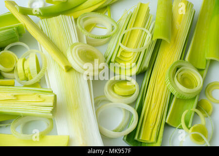Tiges vertes de poireaux coupés isolé sur fond blanc Banque D'Images