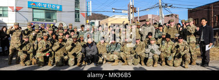 Soldats avec 210e Brigade d'artillerie, 2e Division d'infanterie/Corée du Sud et les États-Unis, 2e Division combinée Armored Brigade Combat Team, 2ID/ROK-US CD posent pour une photo de groupe avec la province de Gyeonggi personnel et bénévoles de la communauté à ce moment à Seoul, ce moment à Seoul, Corée du Sud, le 30 novembre 2017. Près de 70 soldats des brigades à la fois dans la prestation de l'aide de briquettes de charbon de bois les familles moins fortunées en ce moment à Seoul. (U.S. Photo de l'armée par le Sgt. Michelle U. Blesam, 210e FA Bde PAO) Banque D'Images