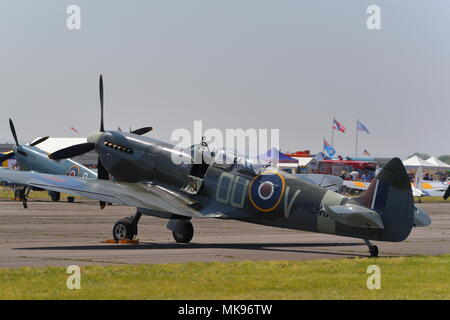 Formation de deux places Spitfire avion à l'air d'Abingdon & Country Show Banque D'Images