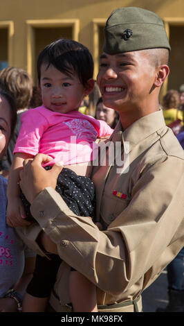 La nouvelle de la Compagnie Golf Marines, 2e Bataillon d'instruction des recrues, retrouver leurs proches en journée familiale au Marine Corps Recruter Depot San Diego, aujourd'hui. Après près de 13 semaines de formation, les Marines de la Compagnie Golf va officiellement diplômée de l'instruction des recrues demain. Banque D'Images