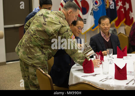 Le lieutenant général de l'Armée américaine Thomas Vandal, général commandant la 8e Armée, se verse un verre d'eau au Camp Humphreys en Corée du Sud, le 21 novembre 2017. Vandal a rencontré des dignitaires pour discuter des capacités de lutte contre la guerre et démontre l'engagement continu et de capacités entre la République de Corée et l'alliance des États-Unis. (U.S. Photo de l'armée par la FPC. Isaih Vega) Banque D'Images