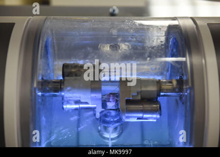 Une conception assistée par ordinateur et de fabrication assistée par ordinateur (CAD/CAM) système permet une couronne du patient à Dyess Air Force Base, Texas, le 28 novembre 2017. Une fois qu'une couronne est faite, elle passe par un processus de broyage adéquat pour mettre en place le patient, un four à porcelaine qui va durcir la couronne, un cycle si le ministère public doit correspondre à la dent du patient et enfin le dentiste va effectuer une procédure de cimentation de la couronne sur la dent du patient. (U.S. Air Force photo par un membre de la 1re classe Avril McAnally) Banque D'Images