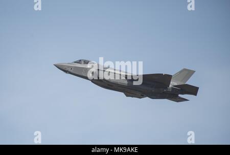 Le F-35A est un chasseur furtif multi-rôle construit au Japon et exploité par la Force aérienne d'autodéfense japonaise. L'image d'archives capture l'avion survolant la base aérienne de Misawa le 2 novembre 2017, après des vérifications d'assemblage et de sécurité. Banque D'Images