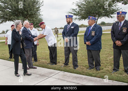 Famille, amis et aux camarades du général à la retraite Richard E. Cavazos, l'armée américaine first Hispanic quatre étoiles de général, assister à la cérémonie d'internement, le 14 novembre 2017, à JBSA-Cimetière national de Fort Sam Houston, San Antonio, Texas. En 1976 l'américano-mexicaine Cavazos a fait l'histoire militaire en devenant le premier portrait d'atteindre le grade de général de brigade dans l'armée des États-Unis. Moins de 20 ans plus tard, le Texan natif serait à nouveau faire l'histoire en étant nommé le premier de l'armée du général quatre étoiles hispanique. Il avait pris sa retraite en 1984 et est mort le 29 octobre après une longue maladie à 88. (U.S. Pour l'air Banque D'Images