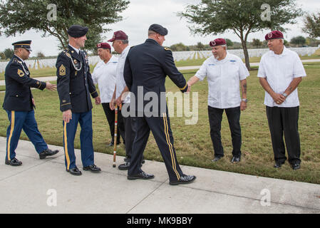 Famille, amis et aux camarades du général à la retraite Richard E. Cavazos, l'armée américaine first Hispanic quatre étoiles de général, assister à la cérémonie d'internement, le 14 novembre 2017, à JBSA-Cimetière national de Fort Sam Houston, San Antonio, Texas. En 1976 l'américano-mexicaine Cavazos a fait l'histoire militaire en devenant le premier portrait d'atteindre le grade de général de brigade dans l'armée des États-Unis. Moins de 20 ans plus tard, le Texan natif serait à nouveau faire l'histoire en étant nommé le premier de l'armée du général quatre étoiles hispanique. Il avait pris sa retraite en 1984 et est mort le 29 octobre après une longue maladie à 88. (U.S. Pour l'air Banque D'Images