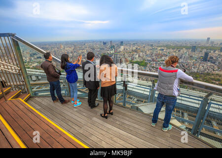 Tokyo, Japon - 20 Avril 2017 : les personnes à la recherche d'horizon de Tokyo d'observatoire au sommet de la Tour Mori, le gratte-ciel modernes et plus haut bâtiment de la complexe de Roppongi Hills, Minato Tokyo. Banque D'Images