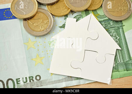 Maison puzzle sur l'argent (euro) Contexte Banque D'Images