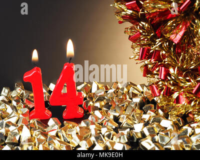 Résumé Fond d'anniversaire ou d'anniversaire. 14 bougies rouges montrant Nr. Banque D'Images