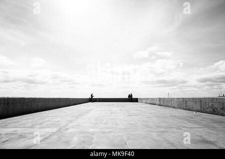 Paris, France - 9 décembre 2017. Les gens de vérifier la vue depuis un port de Funchal. Banque D'Images