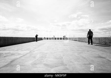 Paris, France - 9 décembre 2017. Les gens de vérifier la vue depuis un port de Funchal. Banque D'Images