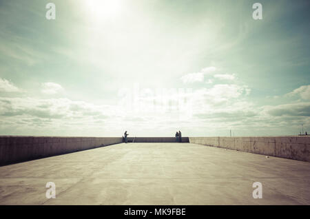 Paris, France - 9 décembre 2017. Les gens de vérifier la vue depuis un port de Funchal. Banque D'Images