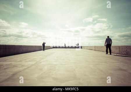 Paris, France - 9 décembre 2017. Les gens de vérifier la vue depuis un port de Funchal. Banque D'Images