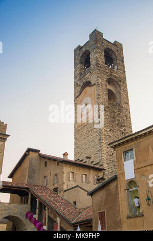 La tour de l'horloge dans la vieille ville de Bergame, Italie Banque D'Images