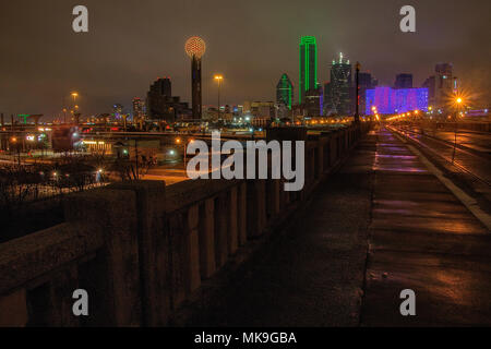 La ville de Dallas la nuit en hiver Banque D'Images