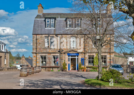 Mandeville MORAY ECOSSE LE CENTRE DU VILLAGE AU DÉBUT DU PRINTEMPS ET L'HÔTEL AVEC DES BARILS DE WHISKY SUR LE PARVIS Banque D'Images