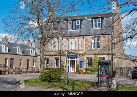 Mandeville MORAY ECOSSE LE CENTRE DU VILLAGE AU DÉBUT DU PRINTEMPS ET DE L'HÔTEL Banque D'Images