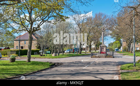 MORAY ECOSSE MANDEVILLE LE VILLAGE AU DÉBUT DE PRINTEMPS CARREFOUR DANS LE CENTRE DE LA VILLE Banque D'Images