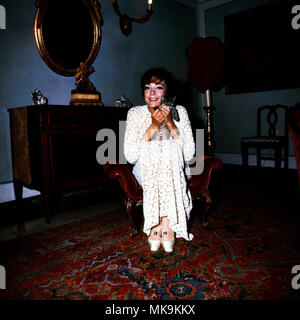 Anna Moffo, amerikanische Opernsängerin in einer Tunika, USA 1976. La chanteuse Anna Moffo opéra américain portant une tunique, USA 1976. Banque D'Images