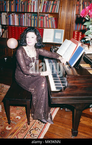 Anna Moffo, amerikanische Opernsängerin in ihrer Wohnung in New York, USA 1980. La chanteuse Anna Moffo opéra américain à son appartement à New York, USA 1980. Banque D'Images