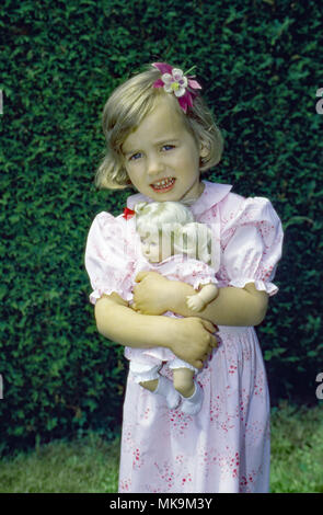 Das Mädchen Ricarda, die dem gleichnamige Käthe Kruse Puppe nachempfunden Ist Deutschland, 2005. Petite fille Ricarda avec le même nom de poupée, créé comme la fille, Allemagne 2005. Banque D'Images