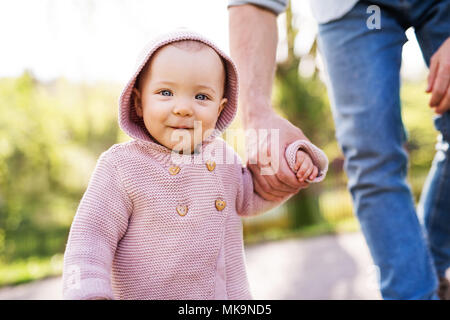 Un père avec son enfant fille à l'extérieur au printemps la nature. Banque D'Images