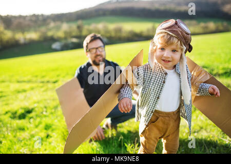 Heureux bébé garçon jouer dehors avec le père au printemps la nature. Banque D'Images