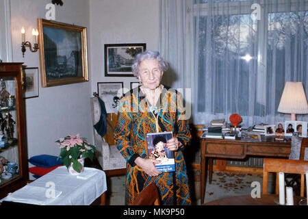 Prinzessin Viktoria Luise von Preußen, Prinzessin von Hannover, mit ihrem Buch 'Im Strom der Zeit', Deutschland 1978. La princesse Viktoria Luise von Preussen, Princesse de Hanovre, avec son livre 'Im Strom der Zeit', Allemagne 1978. Banque D'Images