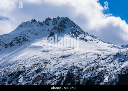 Un sommet de montagne de neige le long de la Yukon Passer à Skagway en Alaska Banque D'Images