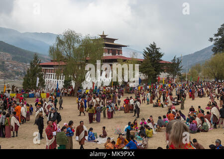 Tshechu traditionnel festival à Rinpung Dzong forteresse à Paro, Bhoutan Banque D'Images