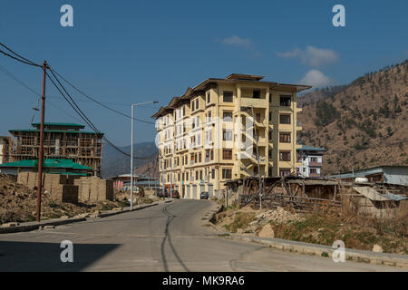 Scène de rue à Thimphu, la capitale du Bhoutan. Banque D'Images