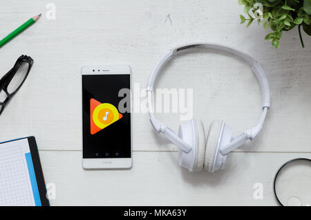 WROCLAW, POLOGNE - Mars 29, 2018 : Google Music est un service qui propose de la musique en continu. Smartphone avec Google app Musique logo sur 24 concept. Banque D'Images