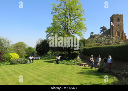 Une banque peut exceptionnellement chaud maison de vacances a de nombreux visiteurs à l'Office National Gardens Scheme journée portes ouvertes au village de Northamptonshire Great Brington Banque D'Images