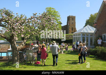 Une banque peut exceptionnellement chaud maison de vacances a de nombreux visiteurs à l'Office National Gardens Scheme journée portes ouvertes au village de Northamptonshire Great Brington Banque D'Images