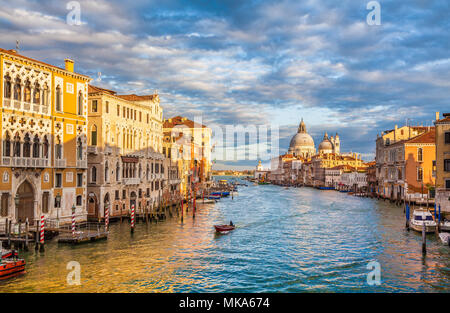 Classic vue panoramique de célèbre Canal Grande avec scenic Basilica di Santa Maria della Salute dans la belle lumière du soir au coucher du soleil d'or, Venise, il Banque D'Images