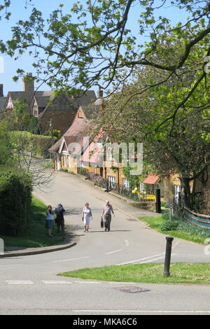 Une banque peut exceptionnellement chaud maison de vacances a de nombreux visiteurs à l'Office National Gardens Scheme journée portes ouvertes au village de Northamptonshire Great Brington Banque D'Images