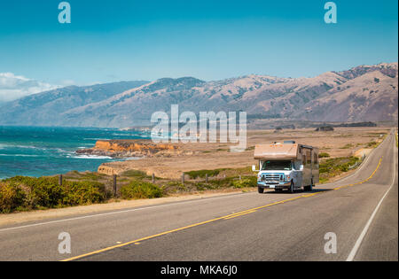 Vue panoramique de véhicule récréatif de la conduite sur autoroute 1 célèbre le long de la magnifique Côte Centrale de Californie, Big Sur, USA Banque D'Images