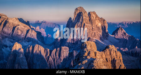 Belle vue de célèbres Tre Cime di Lavaredo sommets de montagne dans la chaîne de montagnes des Dolomites illuminée en jolie lumière du soir au coucher du soleil d'or Banque D'Images