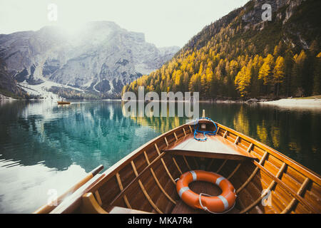 Belle vue de bateau à rames en bois traditionnel sur Scenic Lago di Braies dans les Dolomites dans la pittoresque ville de lumière du matin au lever du soleil, le Tyrol du Sud, Italie Banque D'Images