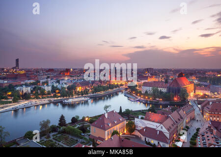 La ville de Wroclaw en Pologne Vue aérienne de nuit Banque D'Images