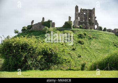 Corfe Castle sur l'île de Purbeck dans le comté anglais du Dorset, UK. Banque D'Images